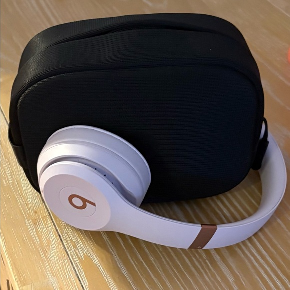 Beats Solo 4 - Picture 2 of 3